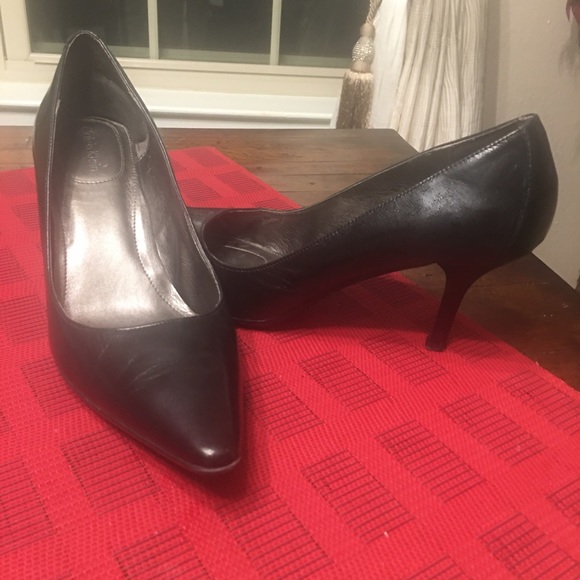 BLACK HEELS - Picture 2 of 4